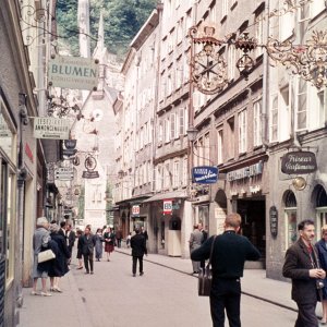 Getreidegasse mit Mönchsbergaufzug in Salzburg