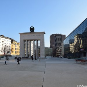 Innsbruck Eduard-Wallnöfer-Platz Urbane Bodenplastik