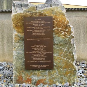 Gedenkstein Ermordete Polen Friedhof Stein