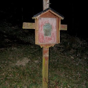 Altes Wegkreuz mit Jesuskopf