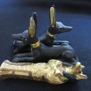 Ägyptische Pyramide  Anubis-Figuren