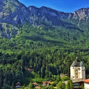 Mariastein mit den Bergen im Hintergrund