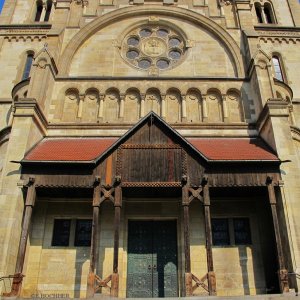 Westportal Kirche zum heiligen Franz von Assisi