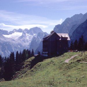 Gablonzer Hütte, mit Dachstein und Gosaukamm