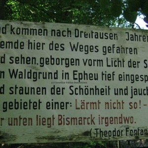 Eine Holztafel in Friedrichsruh für die wandernden Menschen