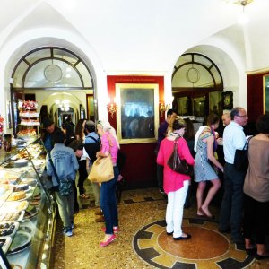 Süßer kultureller Genuss im Antico Caffè Greco in Rom
