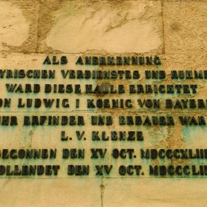 Auf der Rückseite der Statue der Ruhmeshalle