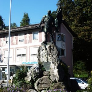 Der eiserne Schmied, er wacht noch entschlossen in Kochel am See.