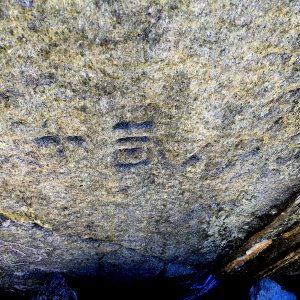 Einritzungen im B'schriebenen Stein