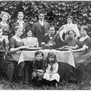 Familienportrait mit Gitarre und Zither 1912