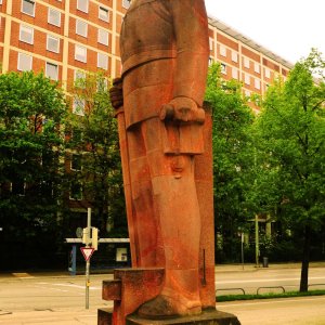 ein steinerner Fürst Otto von Bismarck auch in München.