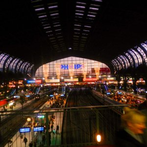 Alltag zu später Stunde nach Weihnachten im Hamburger Hauptbahnhof