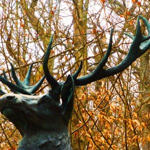 Ehrwürdiges Hirschdenkmal bei Stolberg im Südharz.