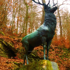 Ehrwürdiges Hirschdenkmal bei Stolberg im Südharz.