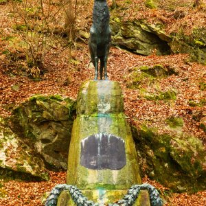 Ehrwürdiges Hirschdenkmal bei Stolberg im Südharz.