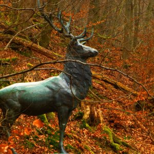 Ehrwürdiges Hirschdenkmal bei Stolberg im Südharz.