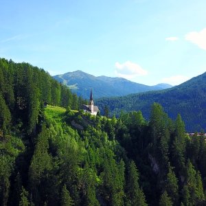 Blick von Navis St. Katherina zur Kirche hl. Ulrich Tienzens