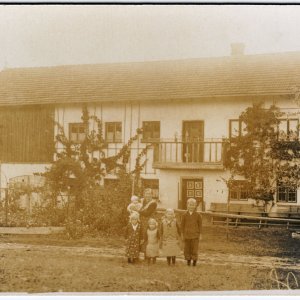 Porträt vor Bauernhaus