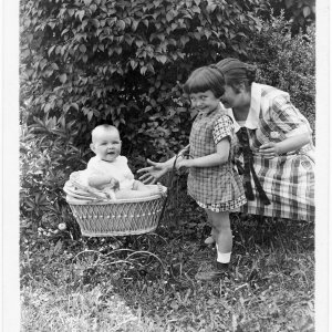 Mit dem Kinderwagen im Garten.