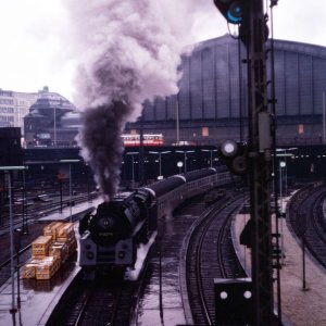 Dampflokomotive "01.0527-0" Ausfahrt Bahnhof Hamburg