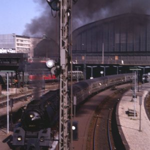 Dampflokomotive Ausfahrt Bahnhof Hamburg