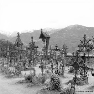 Feldthurns Friedhof Schmiedeeisen-Grabkreuze