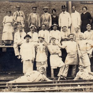 unklares historisches Gruppenbild mit Bahnbezug