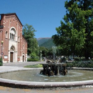 Pergine Franziskanerkirche mit Brunnen