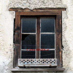 Alte Fensterzierleiste von Balkonblumen in Laatsch