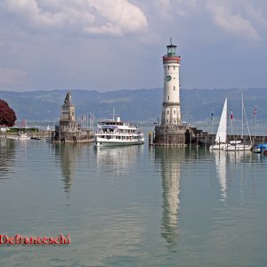 Schiff in der Hafeneinfahrt Lindau