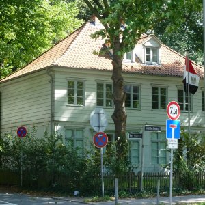 Das Gartenhaus Fontenay mit zu vielen Schildern davor.