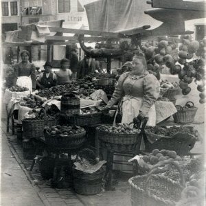 Obststand in Bozen ca 1910