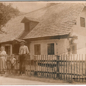 Familienporträt vor kleinem Bauernhaus