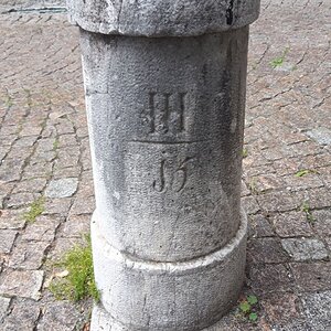 Postmeilenstein in Gmünd. 1. von 7 Begrenzungssteinen vor dem oberen Stadttor.