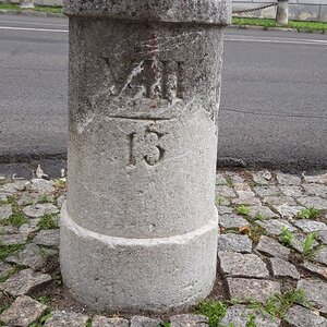 Postmeilenstein in Gmünd. 5. von 7 Begrenzungssteinen vor dem oberen Stadttor.