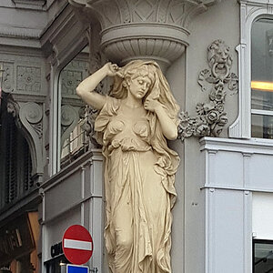 Wien, Dame stützt Erker