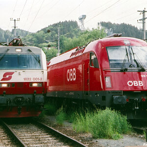 Brennerlok 1822 und Lokomotive 1216 am Bahnhof Innsbruck