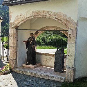 Leonhardskirche Kundl - Heiltumslaube mit Statue des hl. Leonhard