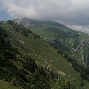 Gebirge und Wolken