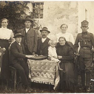 Familienporträt mit Landwirtschaft in Oberösterreich, ca. 1. Weltkrieg