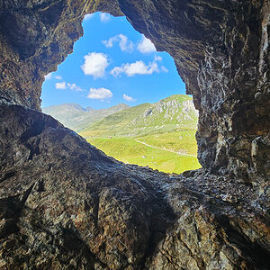 Ausblick aus dem rechten Auge des Kristallschädels in den Bergen Tirols