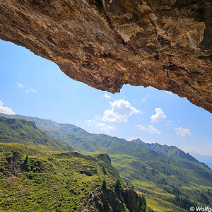 Ausblick aus dem linken Auge des Kristallschädels in den Bergen Tirols