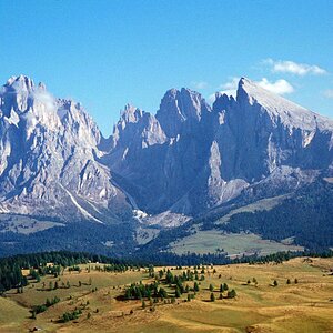 Blick auf Langkofel und Plattkofel mit der Seiser Alm