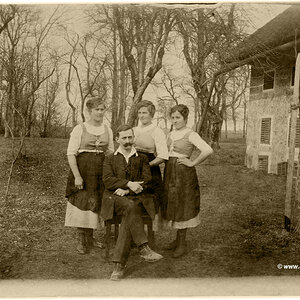 Bauernfamilie vor ihrem Bauernhaus