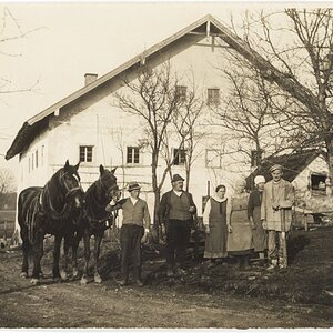 Porträt vor dem Bauernhof