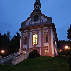 Wallfahrtskirche Mentlberg am Abend