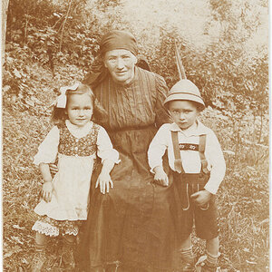 Oma und ihre Enkel Hansl und Gretl in Tracht um 1918