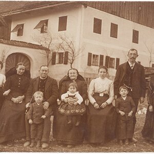 Bauernfamilie vor dem Bauernhof in Zell am Pettenfirst