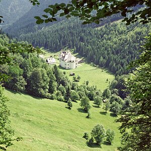 Maria Kirchental vom Wanderpfad aus betrachtet