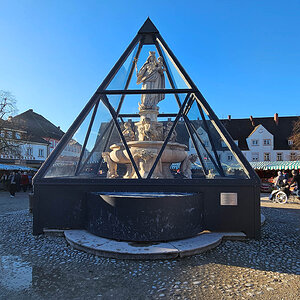 Marienbrunnen Altötting im Winterschutz